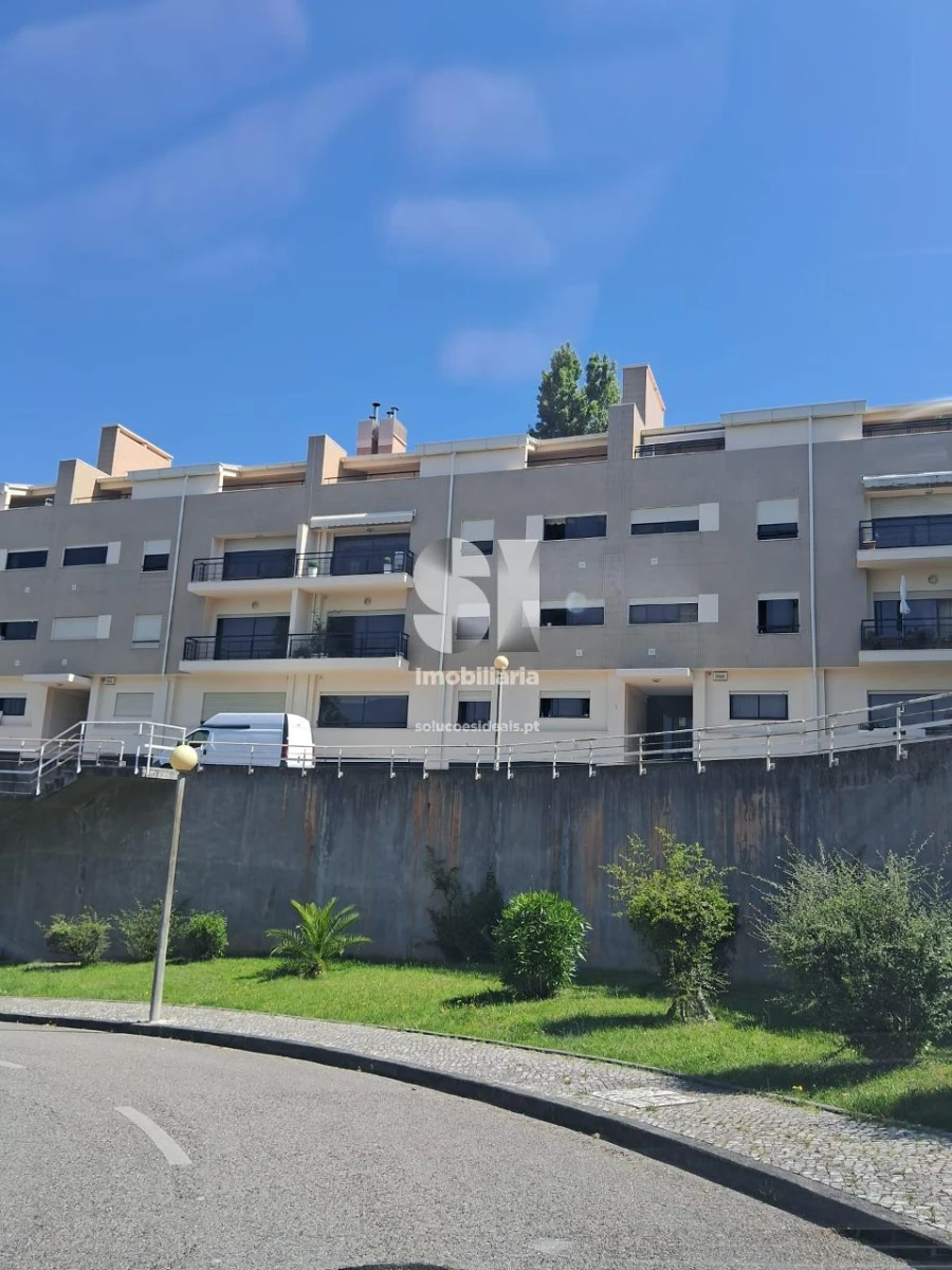 Apartamento T5 para Arrendamento em Santo Antonio dos Olivais Foto 31
