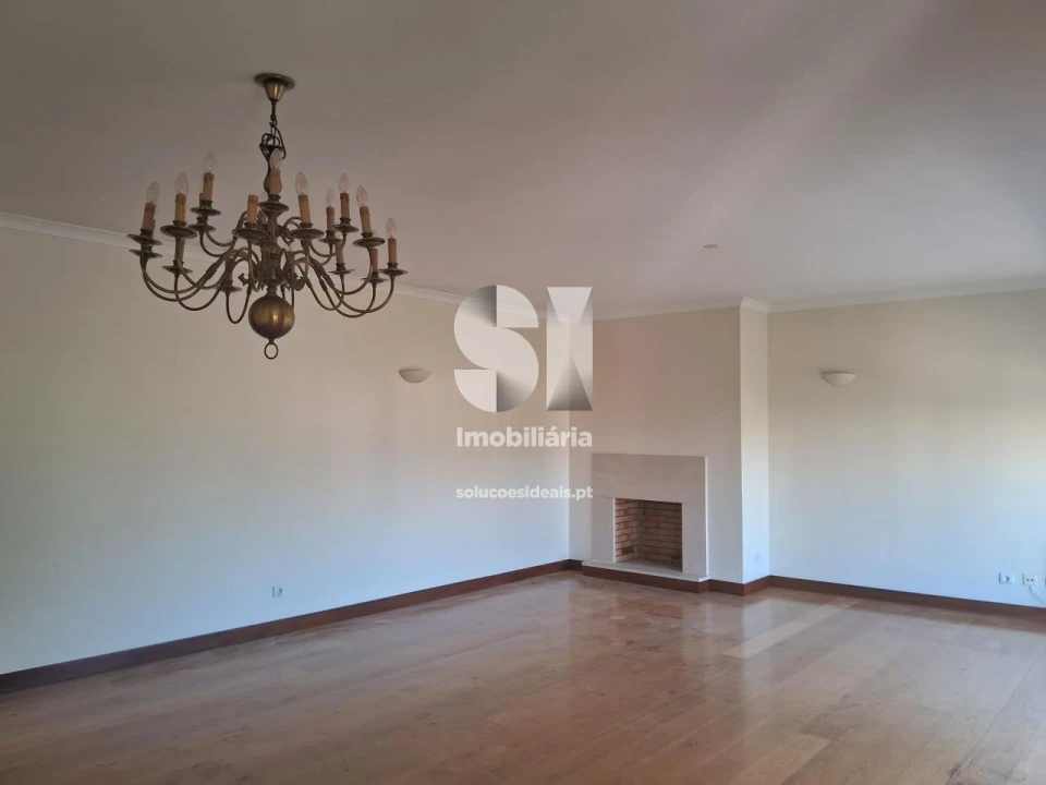 Apartamento T5 para Arrendamento em Santo Antonio dos Olivais Foto 2