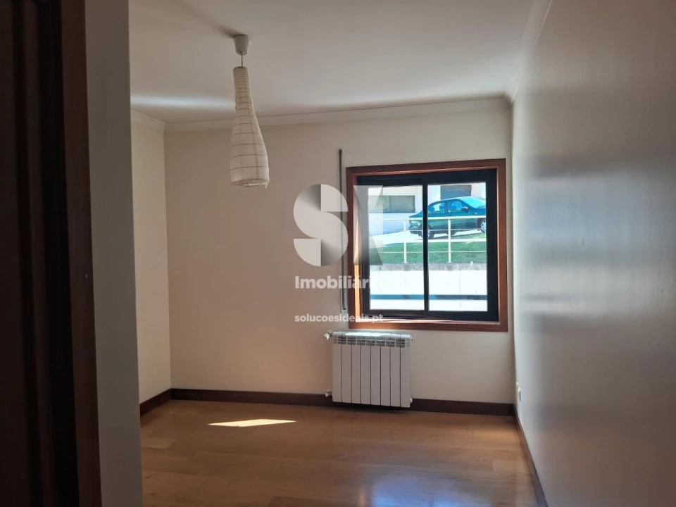 Apartamento T5 para Arrendamento em Santo Antonio dos Olivais Foto 7