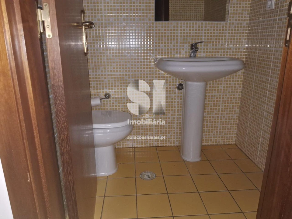 Apartamento T5 para Arrendamento em Santo Antonio dos Olivais Foto 10