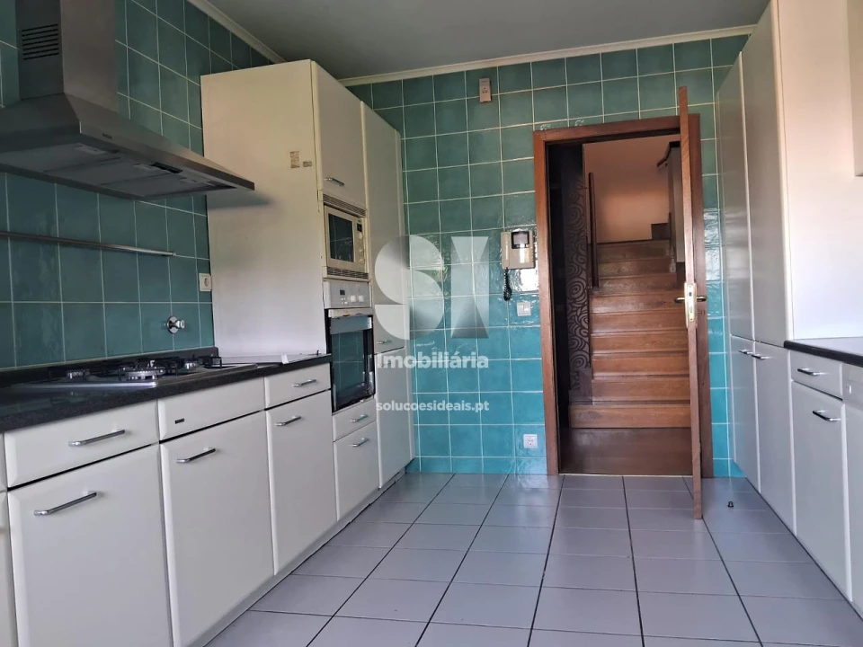 Apartamento T5 para Arrendamento em Santo Antonio dos Olivais Foto 11