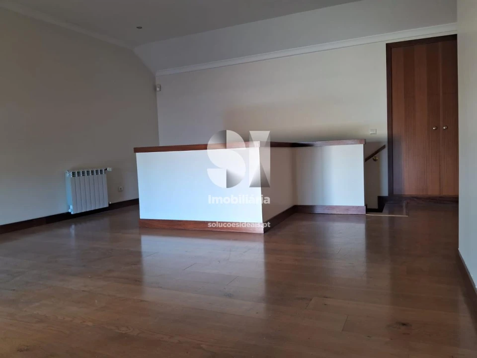 Apartamento T5 para Arrendamento em Santo Antonio dos Olivais Foto 15