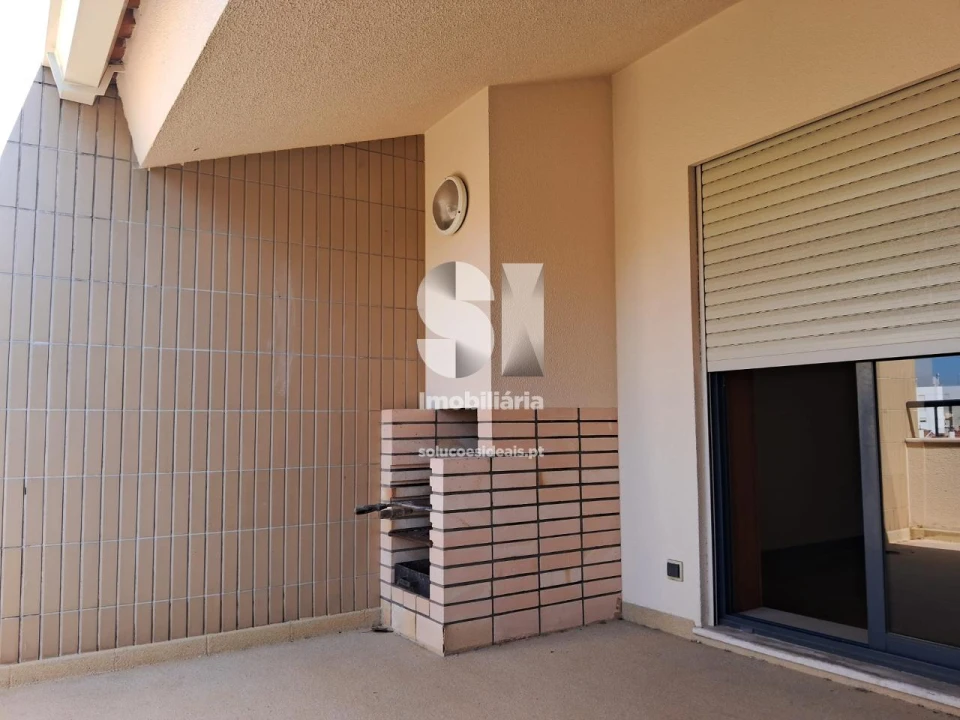 Apartamento T5 para Arrendamento em Santo Antonio dos Olivais Foto 17