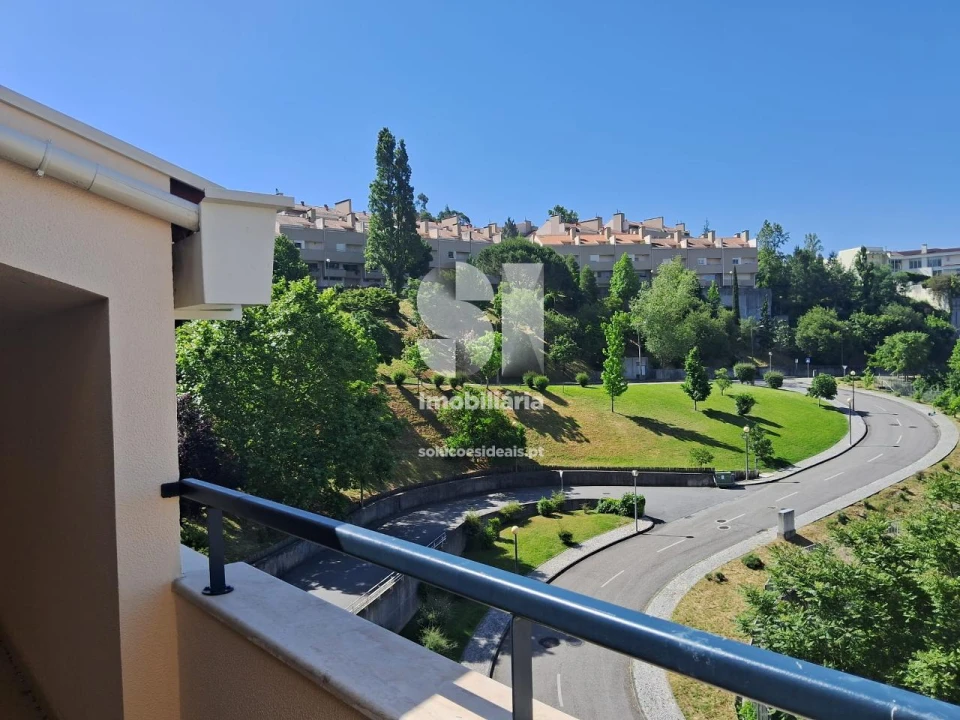 Apartamento T5 para Arrendamento em Santo Antonio dos Olivais Foto 19