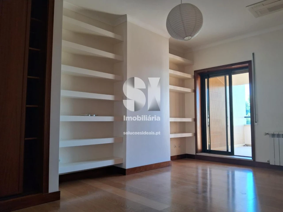 Apartamento T5 para Arrendamento em Santo Antonio dos Olivais Foto 21