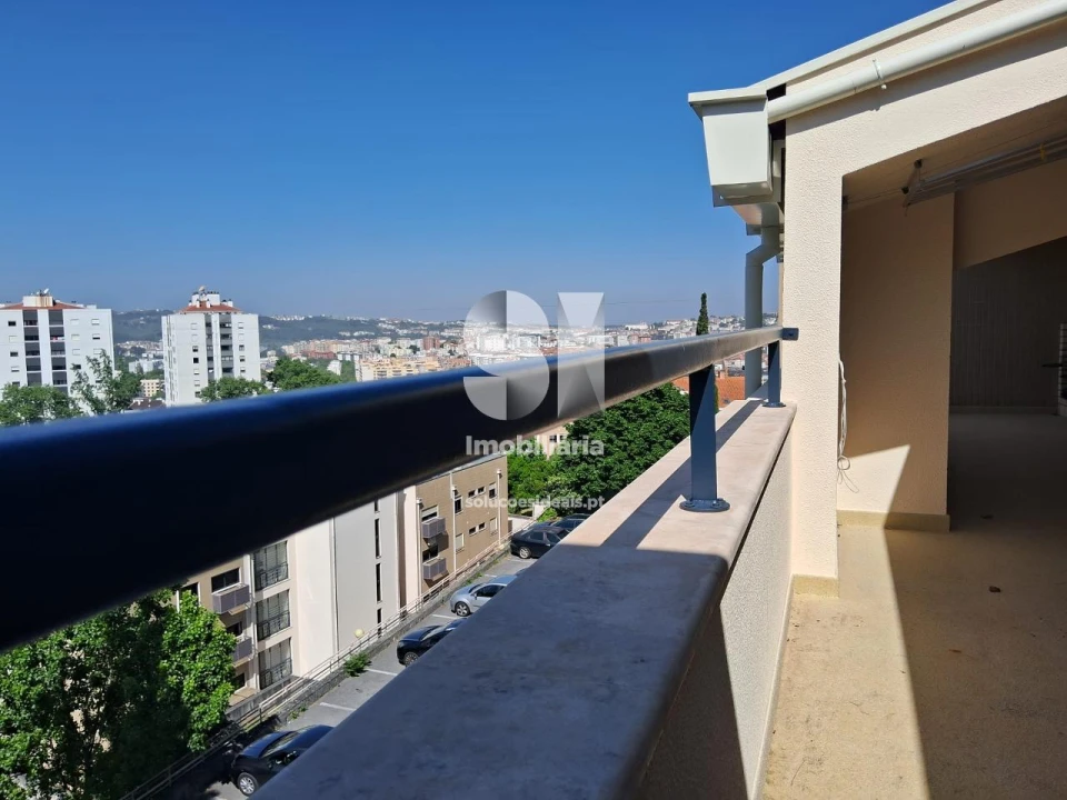Apartamento T5 para Arrendamento em Santo Antonio dos Olivais Foto 27