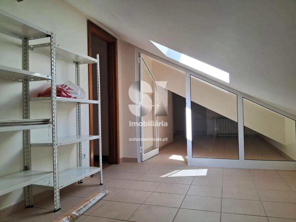 Apartamento T5 para Arrendamento em Santo Antonio dos Olivais Foto 29