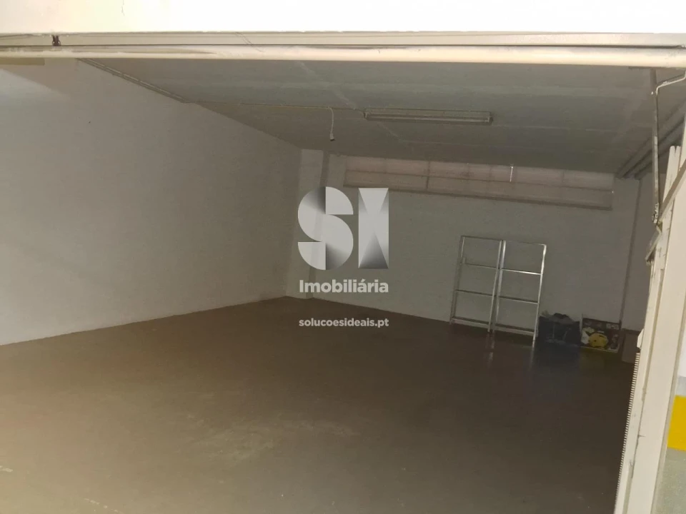 Apartamento T5 para Arrendamento em Santo Antonio dos Olivais Foto 32