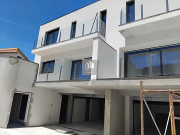 Moradia T3 para Venda em Charneca de Caparica e Sobreda
