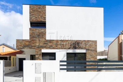 Moradia T4 para Venda em Charneca de Caparica e Sobreda