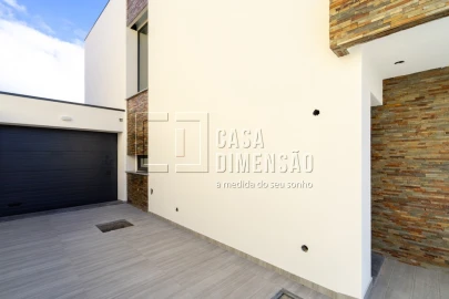Moradia T4 para Venda em Charneca de Caparica e Sobreda
