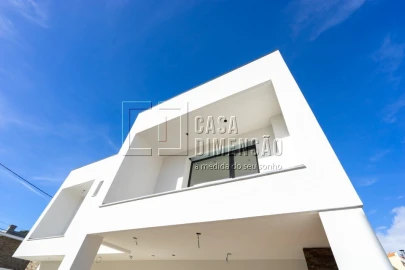 Moradia T4 para Venda em Charneca de Caparica e Sobreda