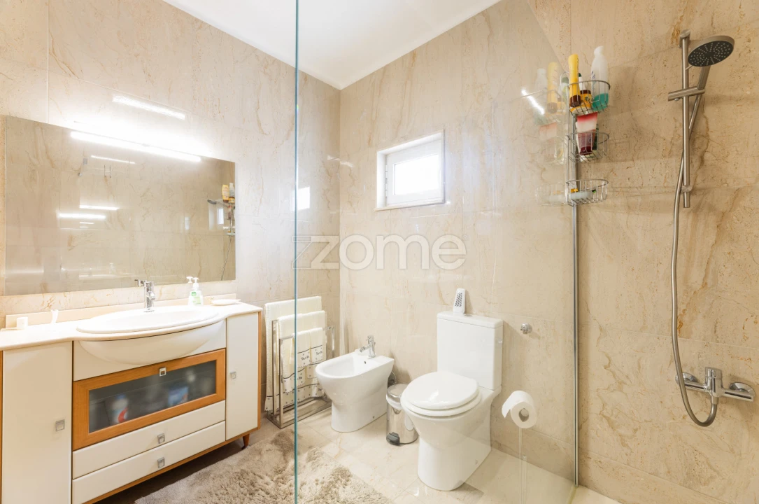 Moradia T4 para Venda em Chafe Foto 16