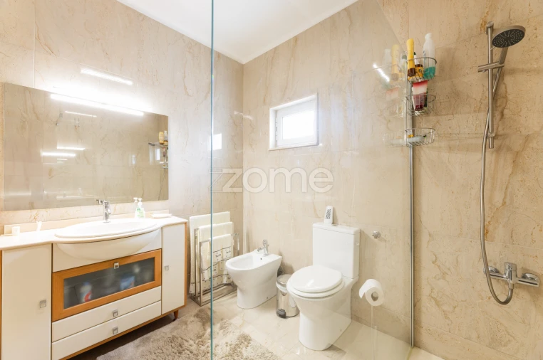 Moradia T4 para Venda em Chafe Foto 16