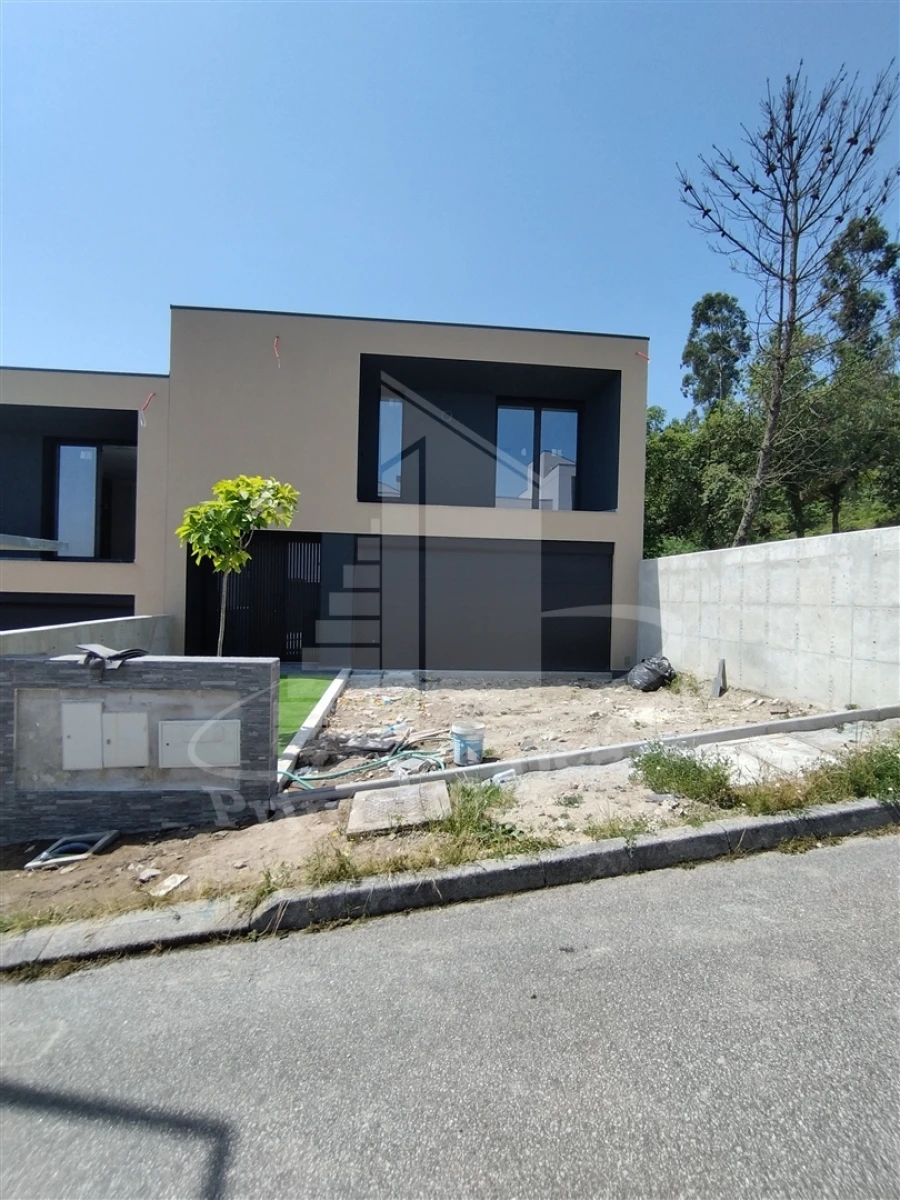 Moradia T3 para Venda em Lanhoso Foto 2