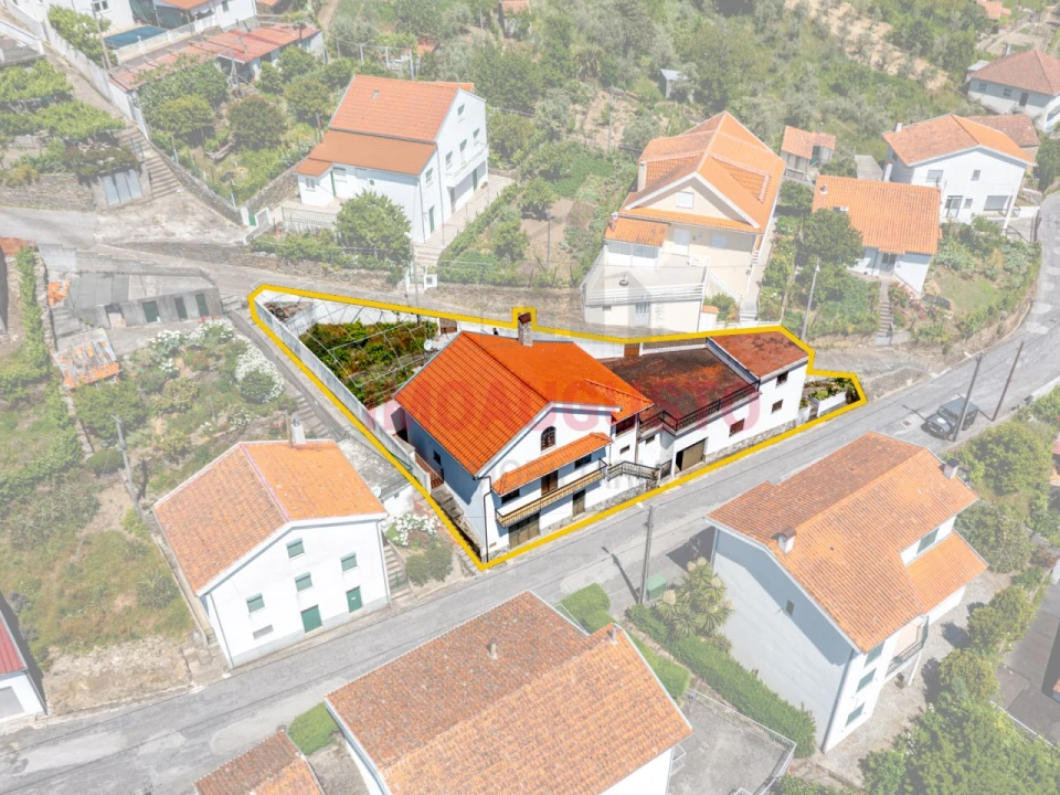 Moradia T5 para Venda em Sazes da Beira Foto 1