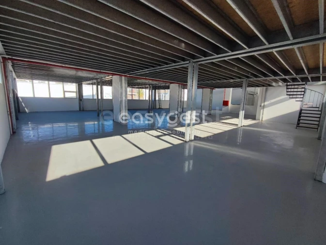 Armazém para Venda em Sacavém e Prior Velho Foto 5