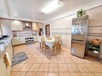 Moradia T5 para Venda em Estômbar e Parchal