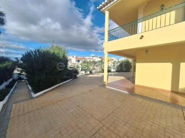 Moradia T5 para Venda em Estômbar e Parchal