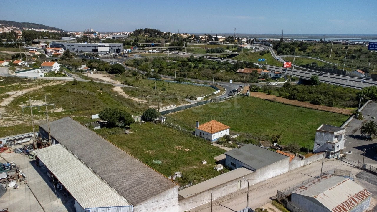 Terreno Comércio / Armazém para Venda em Alverca do Ribatejo e Sobralinho Foto 1