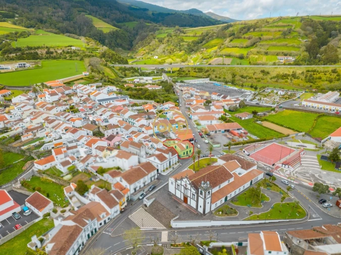 Moradia T4 para Venda em Agua de Pau Foto 3