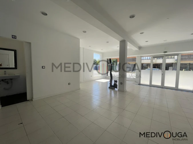 Loja para Arrendamento em Recardães e Espinhel