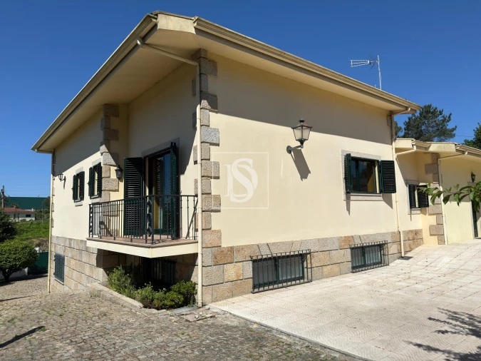 Moradia T4 para Venda em Lago Foto 30