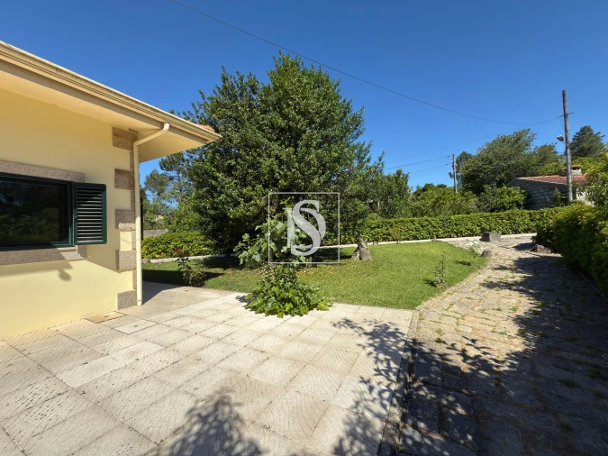 Moradia T4 para Venda em Lago Foto 31