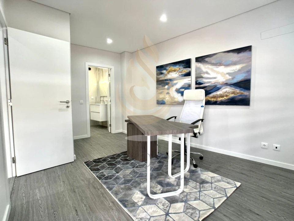 Apartamento T4 para Venda em Quelfes Foto 1