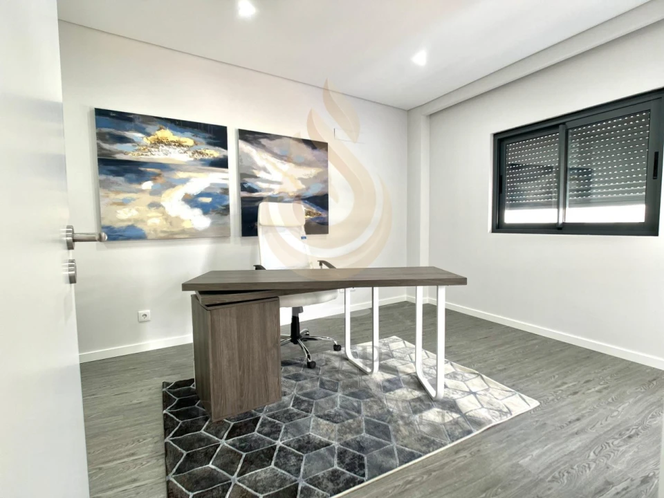 Apartamento T4 para Venda em Quelfes Foto 3