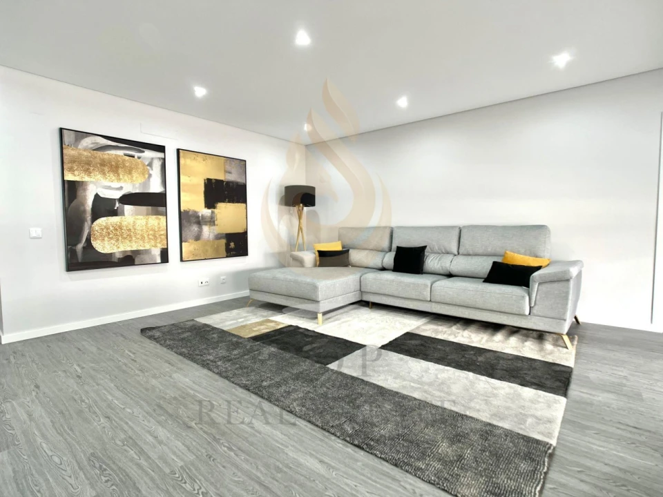 Apartamento T4 para Venda em Quelfes Foto 8