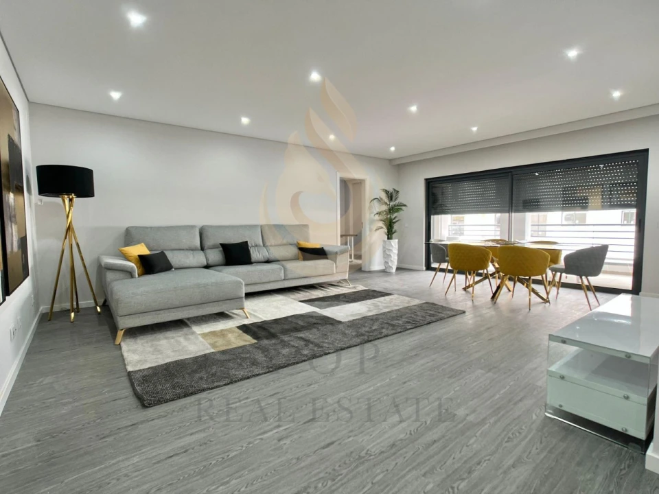 Apartamento T4 para Venda em Quelfes Foto 9