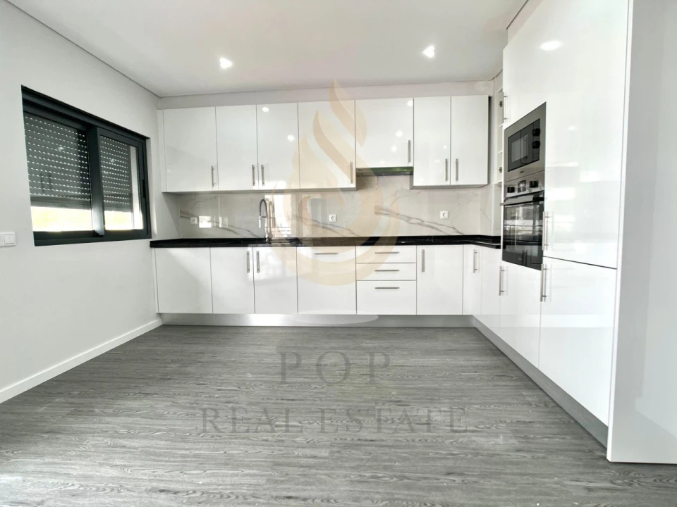 Apartamento T4 para Venda em Quelfes Foto 13
