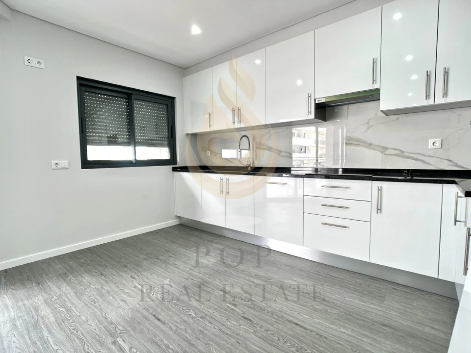 Apartamento T4 para Venda em Quelfes Foto 14