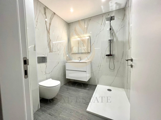 Apartamento T4 para Venda em Quelfes Foto 2
