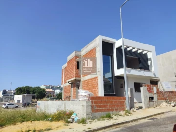 Moradia T4 para Venda em Charneca de Caparica e Sobreda