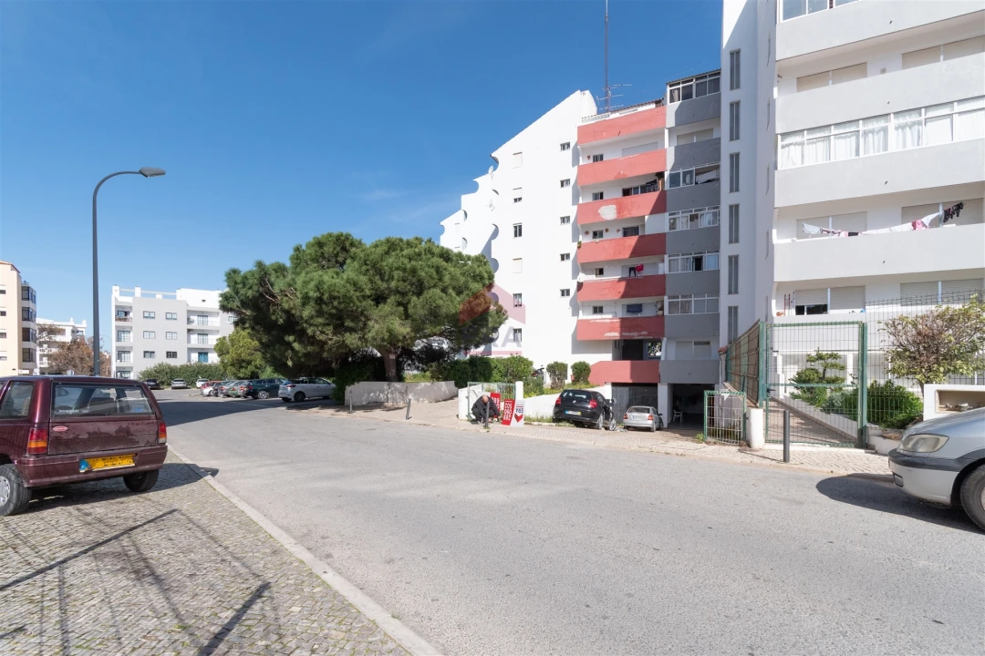 Armazém para Venda em Quarteira Foto 1