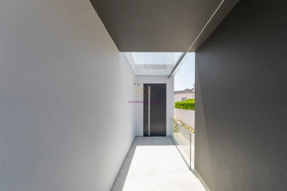 Moradia T5 para Venda em Santa Maria e São Miguel, São Martinho, São Pedro Penaferrim