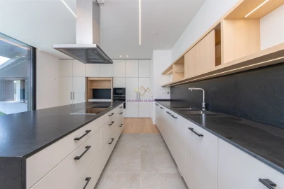 Moradia T5 para Venda em Santa Maria e São Miguel, São Martinho, São Pedro Penaferrim