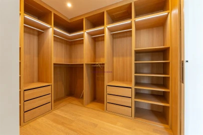 Moradia T5 para Venda em Santa Maria e São Miguel, São Martinho, São Pedro Penaferrim