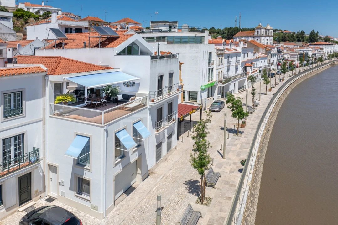 Moradia T4 para Venda em Santa Maria do Castelo e Santiago e Santa Susana Foto 1