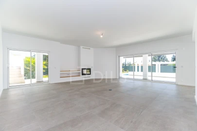 Moradia T4 para Venda em Quarteira
