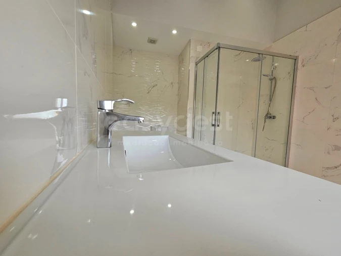 Apartamento T3 para Venda em Estômbar e Parchal Foto 29