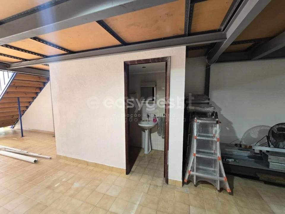 Armazém para Venda em Charneca de Caparica e Sobreda Foto 14