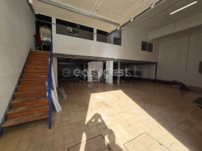 Armazém para Venda em Charneca de Caparica e Sobreda Foto 1