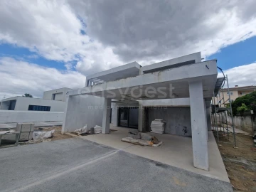 Moradia T5 para Venda em Corroios
