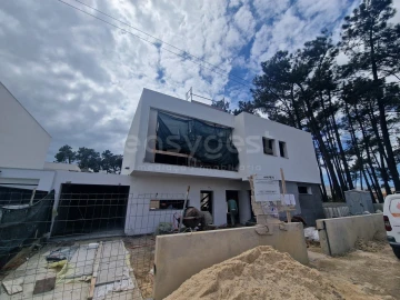 Moradia T4 para Venda em Charneca de Caparica e Sobreda