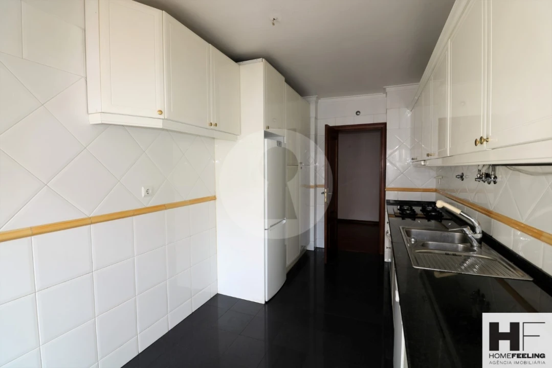 Apartamento T2 para Arrendamento em Campolide Foto 10