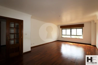 Apartamento T2 para Arrendamento em Campolide
