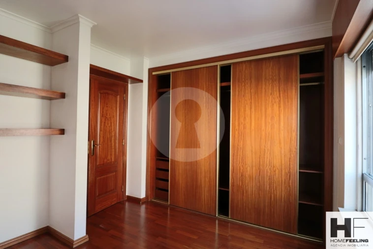 Apartamento T2 para Arrendamento em Campolide Foto 15